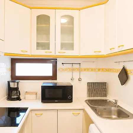Chill By The Sea- Apartman *